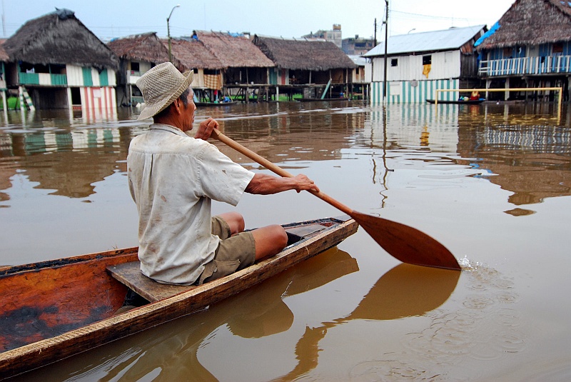 Laura i Astronom-62.JPG - Wybraliśmy się na przejażdzkę po slumsach. Wrażenia mocne. Tutaj widać boisko do piłki nożnej, w którą podobno gra się dopóki woda sięga poniżej kolan. (Zdjęcie: Laura i Astronom)